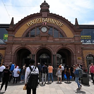 Die Bundespolizei rechnet mit einem hohen Aufkommen bei Bahnreisenden am kommenden Wochenende am Erfurter Bahnhof. (Archivbild) / Foto: Martin Schutt/dpa