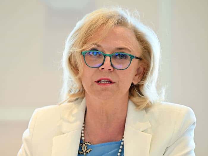 Annette Rommel, Vorsitzende der Kassenärztlichen Vereinigung Thüringen, geht davon aus, dass die Änderungspläne bei Krankschreibungen zu einer höheren Belastung für niedergelassenen Ärzte und volleren Wartezimmer führt. (Archivbild) / Foto: Martin Schutt/dpa
