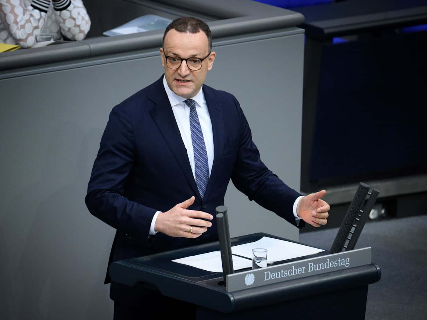Unionsfraktionschef Jens Spahn (CDU) kann sich ein Verfahren zum Entzug des passiven Wahlrechts von Björn Höcke (AfD) vorstellen. (Archivbild) / Foto: Bernd von Jutrczenka/dpa