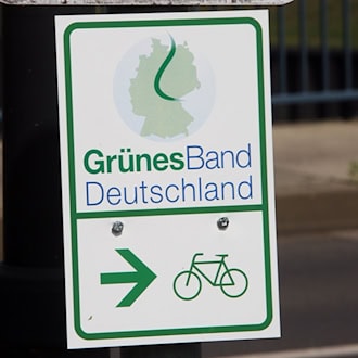Am «Grünen Band» gibt es auch Rad- und Wanderwege. (Symbolbild) / Foto: Jens Büttner/dpa