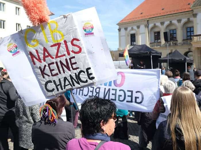 Gegen die AfD gehen immer wieder Menschen auf die Straße, wie hier die Teilnehmer einer linken Kundgebung in Magdeburg im April 2026. (Archivbild) / Foto: Sebastian Willnow/dpa