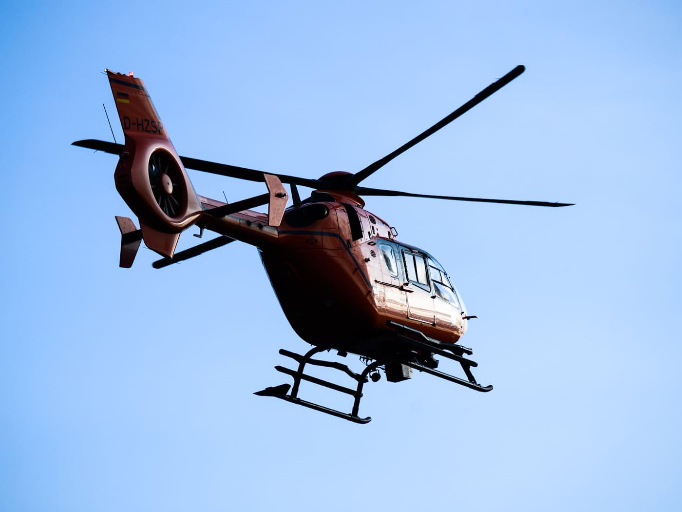 Auto prallt in Jena gegen einen Baum - B7 gesperrt