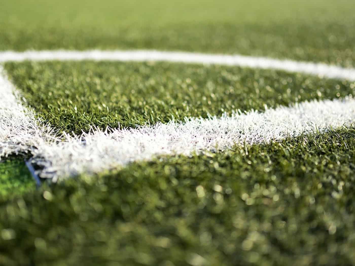 Weiße Seitenlinie auf einem Fußballrasen