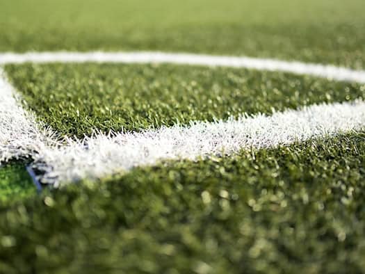Weiße Seitenlinie auf einem Fußballrasen