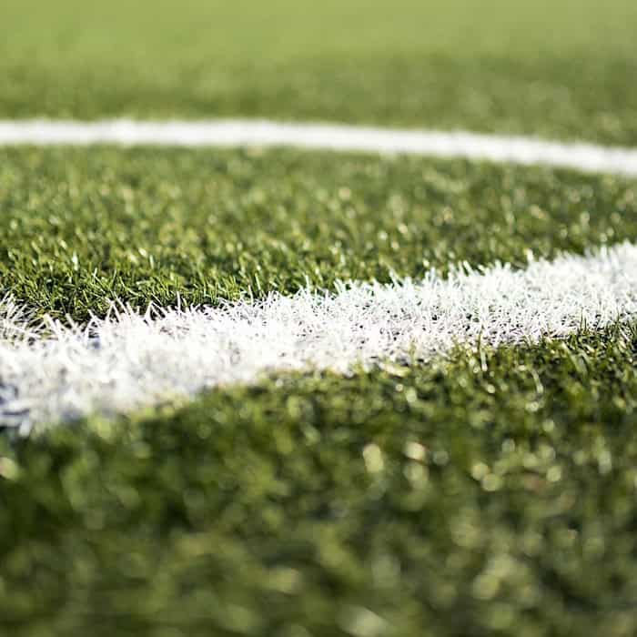 Weiße Seitenlinie auf einem Fußballrasen