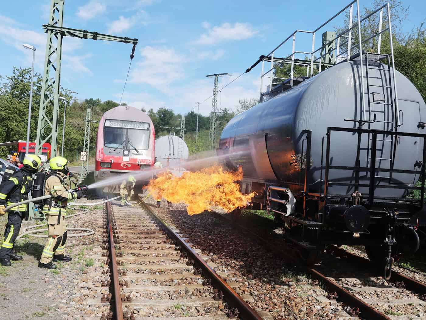 Feuerwehrschule zeigt Übungen und Technik in Bad Köstritz