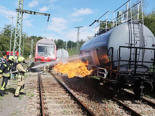 Feuerwehrschule zeigt Übungen und Technik in Bad Köstritz
