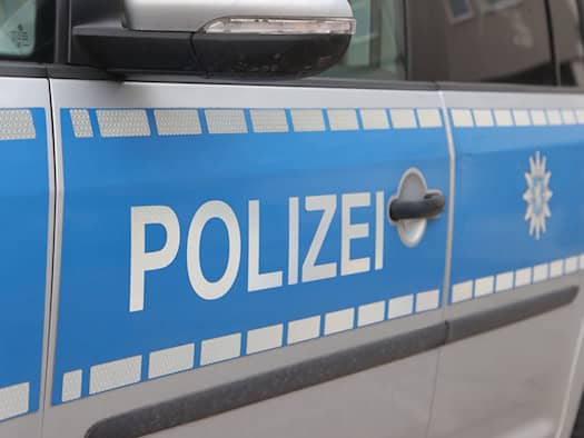 Frau wird beim Ausparken angefahren