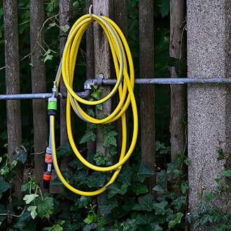 Haus in Kleingarten unter Wasser gesetzt
