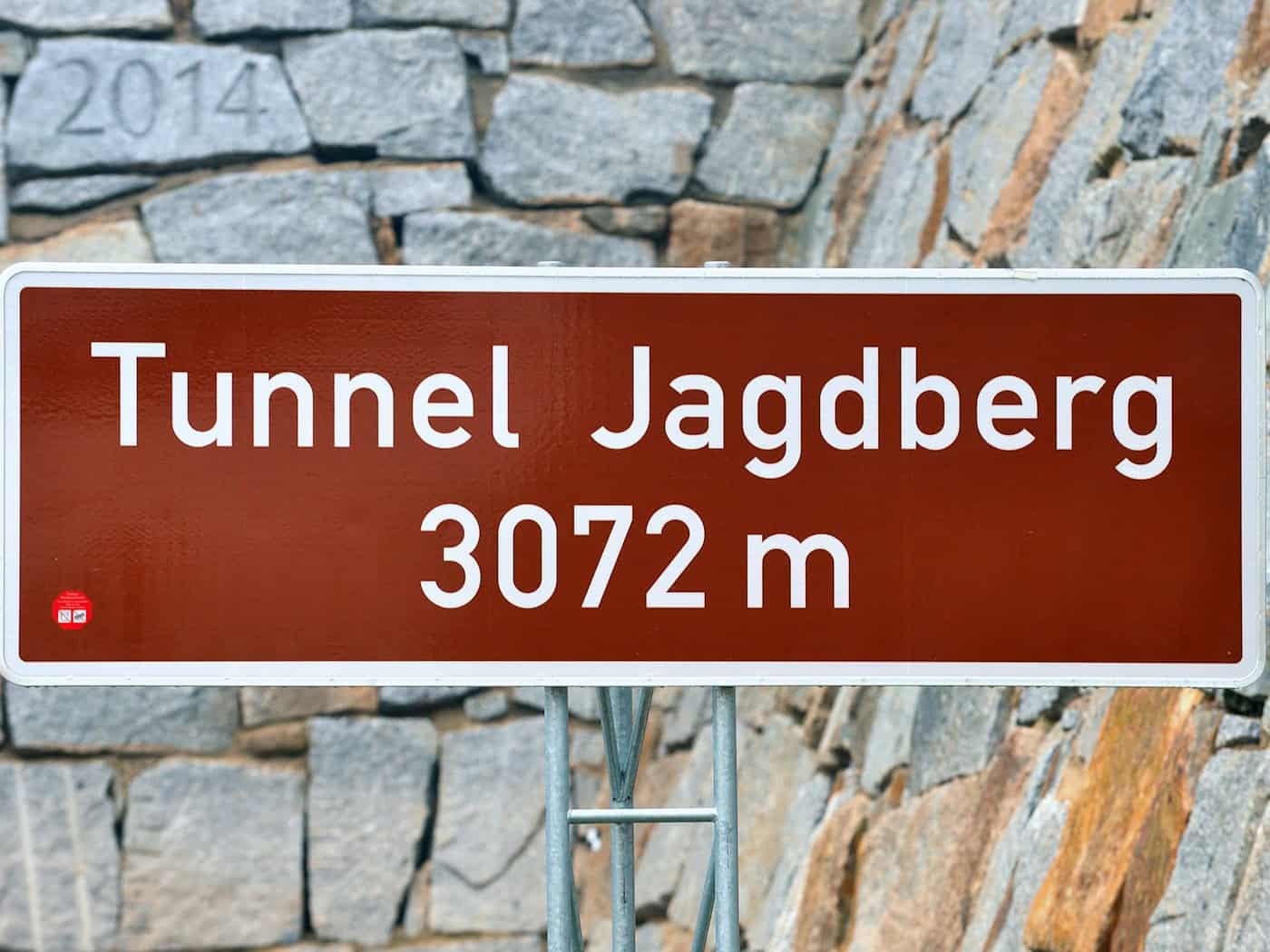 Hoher Schaden bei Lkw-Unfall - Autobahntunnel gesperrt