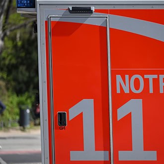 Mann bedroht Rettungsdienst und beschädigt Einsatzwagen