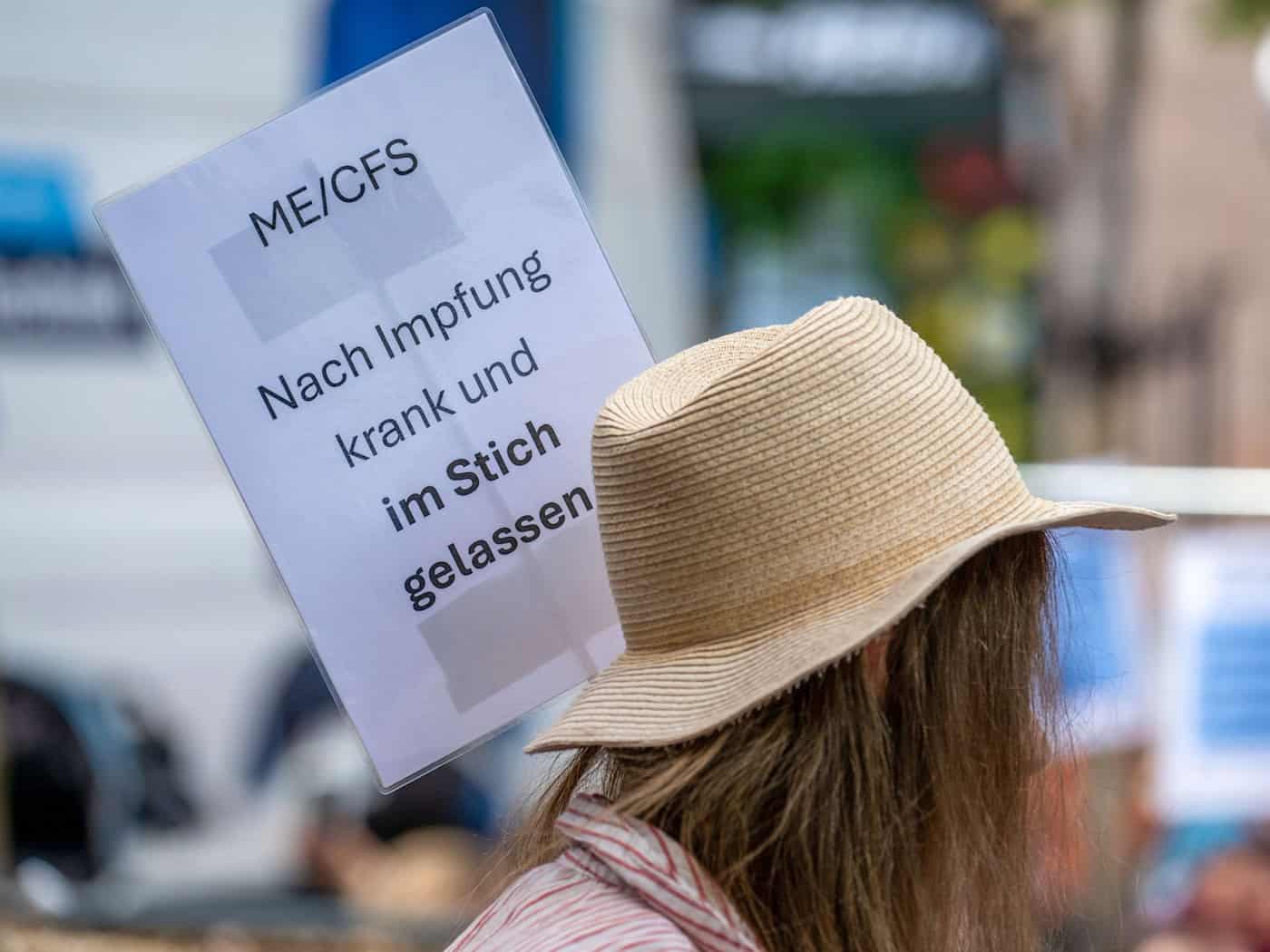 ME/CFS-Kranke zeigen Socken zur Mahnung