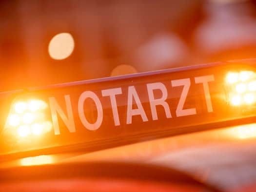 Notarztwagen auf A4 verunfallt - Rettungsassistent verletzt