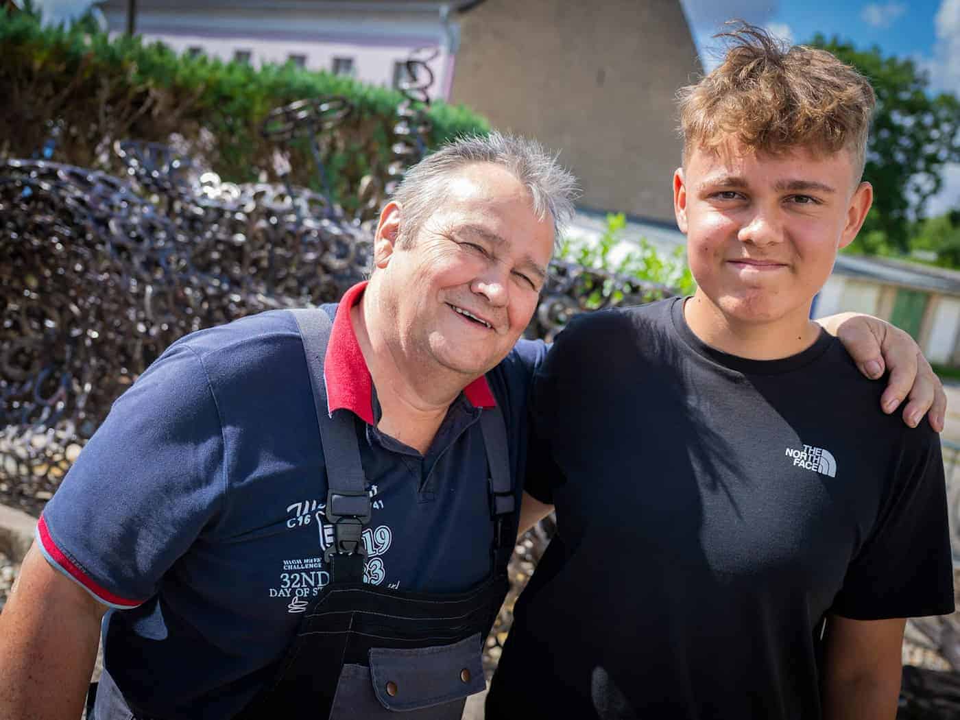 Strasburger baut Famulus-Traktor aus Hufeisen – Enkel lernt Schweißen
