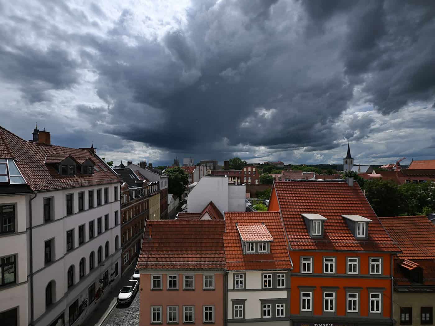 Schwere Gewitter in Thüringen: Süden hart getroffen – Bäume stürzen um, Keller voll