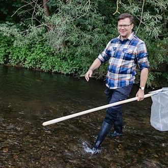 Schneider untersucht Gera in Erfurt: Gewässerstruktur und Artenvielfalt trotz Niedrigwasser weitgehend intakt