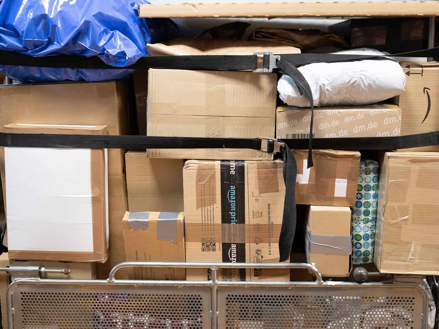 Acht leere Amazon-Pakete im Jenaer Wald entdeckt