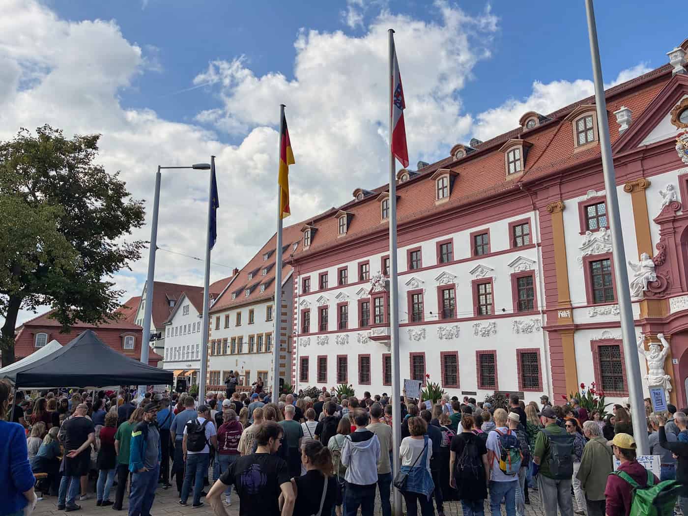Hunderte in Erfurt fordern Prüfung von Verbotsverfahren gegen rechtsextreme Parteien