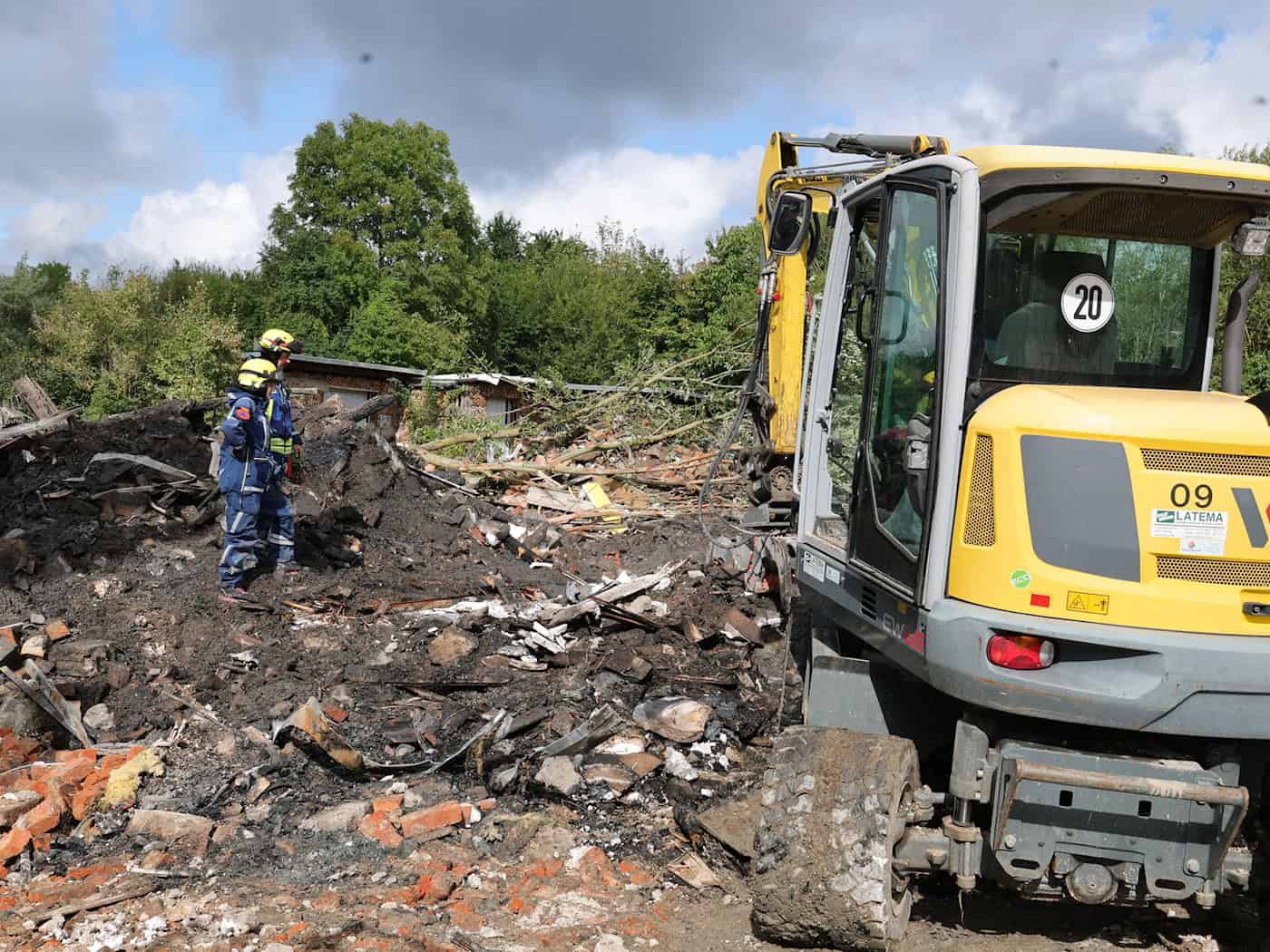 Explosion in Einfamilienhaus - Bewohner weiter gesucht