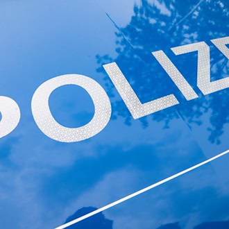 Fellmütze ruft Polizisten auf den Plan