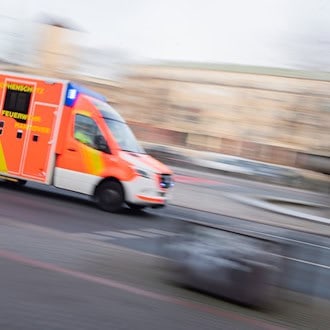 Frau fällt aus dem Fenster in dritter Etage