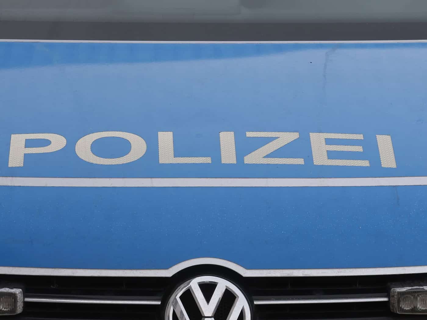 Jugendliche überfallen Bratwurststand mit Spielzeugschwert