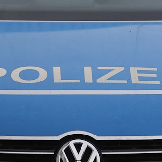 Jugendliche überfallen Bratwurststand mit Spielzeugschwert