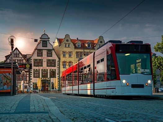 Moderne Straßenbahn in Erfurt vor historischen Fachwerkhäusern 