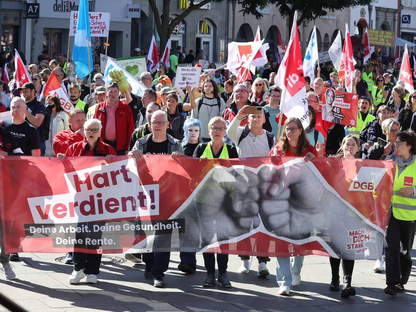 Tausende protestieren in Erfurt gegen Sozialkürzungen