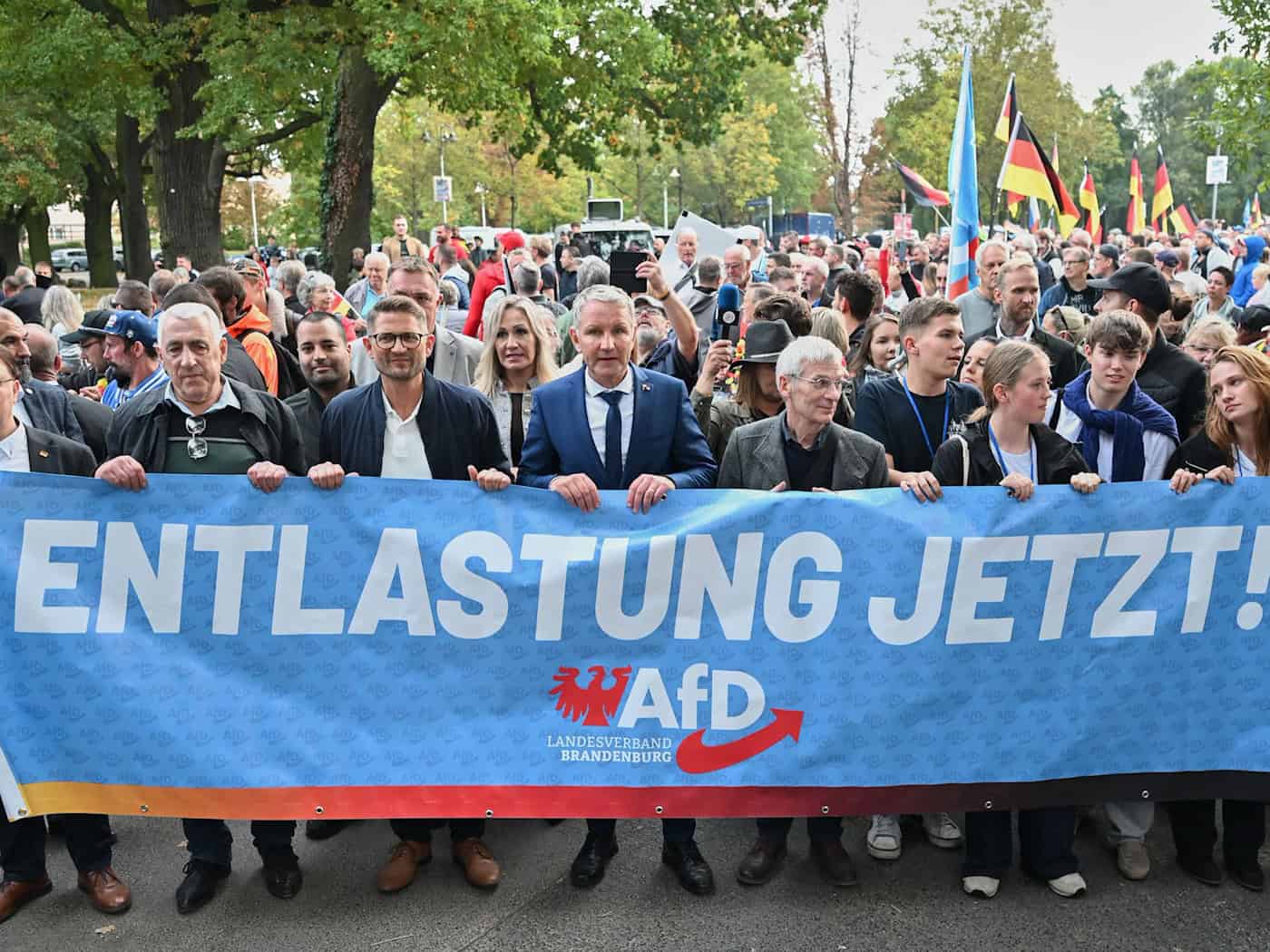 AfD-Anhänger gehen mit Höcke am Einheitstag auf die Straße
