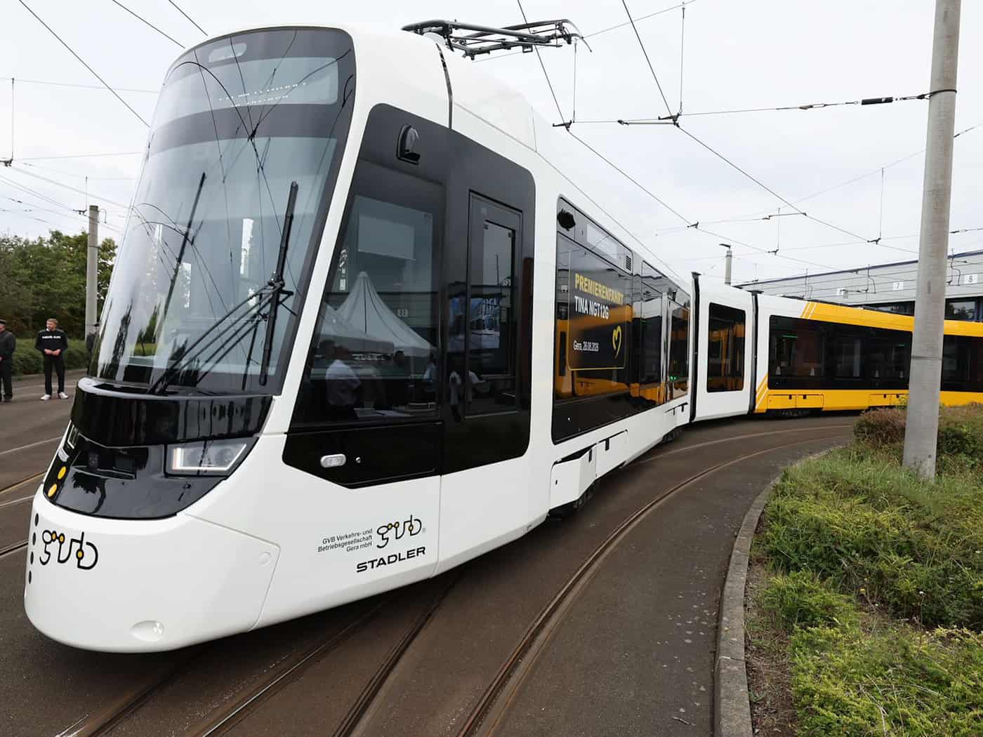 Passantin nach Unfall mit Straßenbahn schwer verletzt
