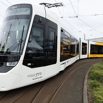 Passantin nach Unfall mit Straßenbahn schwer verletzt