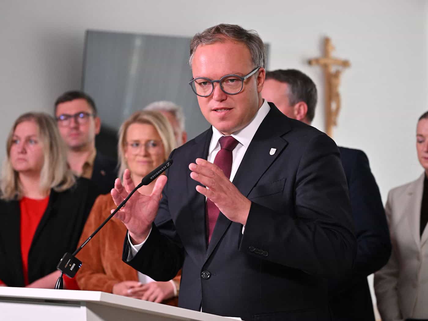 Thüringens Ministerpräsident Mario Voigt zieht Klage zurück und akzeptiert Entzug des Doktortitels