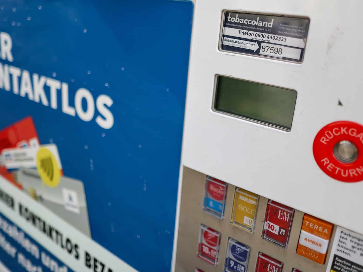 Zigarettenautomat und Ortsschild verschwunden