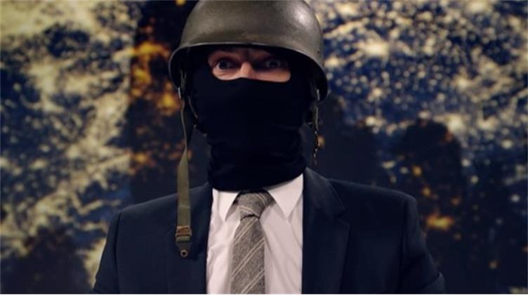 Jan Böhmermann mit Stahlhelm / Foto: ZDF neo