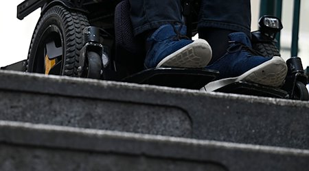 Ein Mann steht mit seinem Rollstuhl vor der Treppe eines Eingangs zur U-Bahn. / Foto: Jessica Lichetzki/dpa