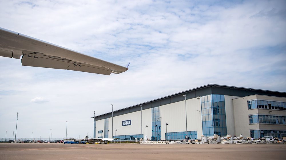 Ein Gebäude des Flugzeugbauers Airbus am Flughafen. / Foto: Sina Schuldt/dpa