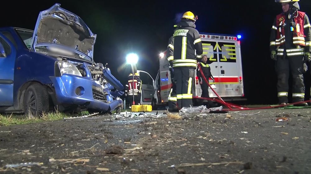 Einsatzkräfte der Feuerwehr sind an einer Unfallstelle im Einsatz. / Foto: --/Nord-West-Media TV/dpa