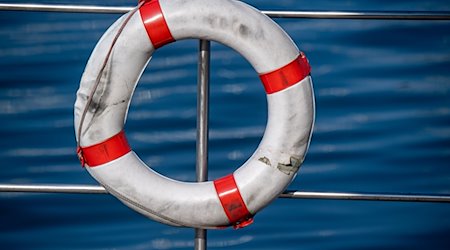 Ein Rettungsring hängt am Seezaun eines Hausboots. / Foto: Stefan Sauer/dpa/Symbolbild
