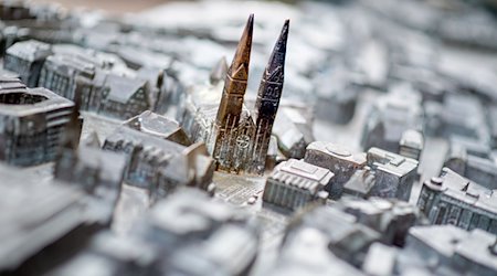 Ein für blinde Besucher gefertigtes Modell der Innenstadt von Bremen steht auf dem Marktplatz nahe der Bremer Bürgerschaft. / Foto: Hauke-Christian Dittrich/dpa