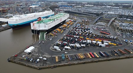 Der Autofrachter "BYD Explorer No.1" liegt mit 3000 Neuwagen an Bord in Bremerhaven im Auto-Terminal der BLG (Aufnahme mit einer Drohne). / Foto: Lars Penning/dpa