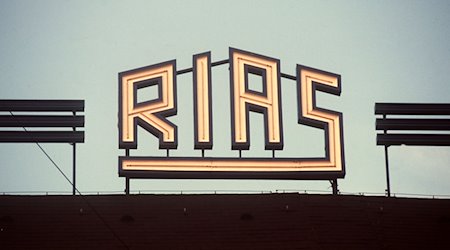 Das Logo des RIAS Berlin auf dem Dach des Rundfunkhauses im Stadtteil Schöneberg. / Foto: Chris Hoffmann/dpa/Archivbild