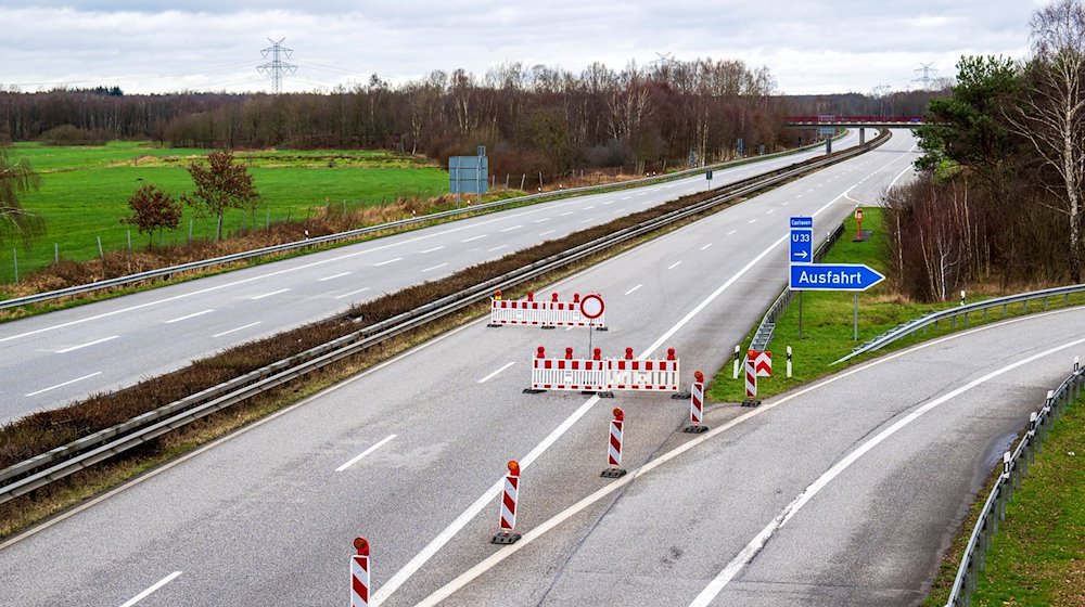 Die A27 ist für den Verkehr gesperrt. / Foto: Sina Schuldt/dpa