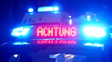 "Achtung" ist auf dem Dach eines Polizeiautos zu lesen. / Foto: Marcus Brandt/dpa/Symbolbild