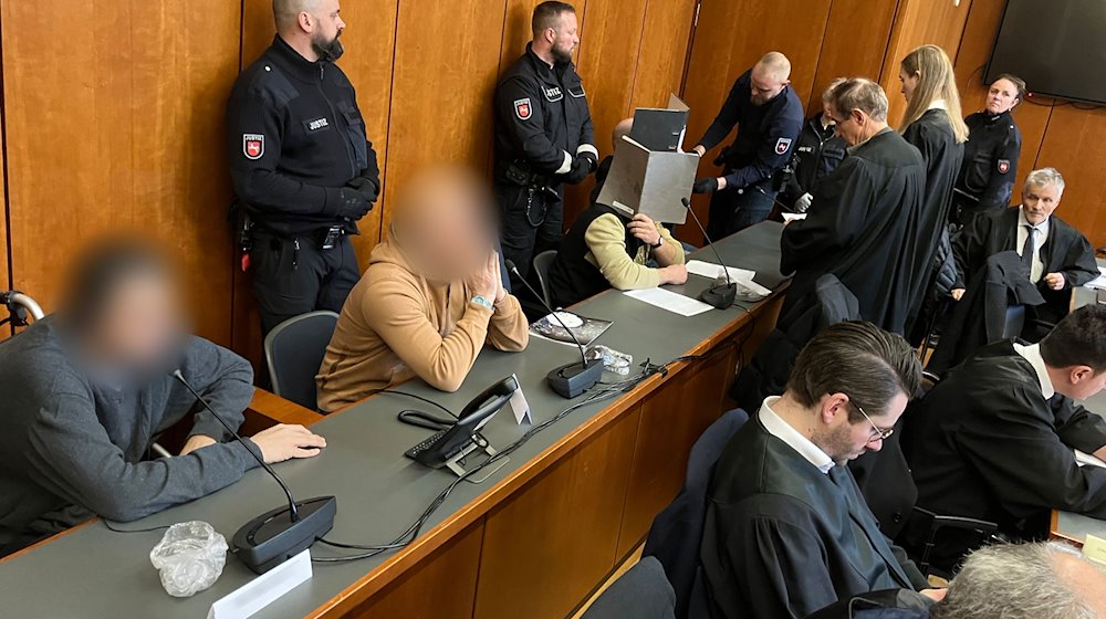 Angeklagte sitzen in einem Prozess wegen Millionenbetrugs auf der Anklagebank im Landgericht Göttingen. / Foto: Maurice Arndt/dpa