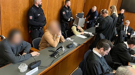 Angeklagte sitzen in einem Prozess wegen Millionenbetrugs auf der Anklagebank im Landgericht Göttingen. / Foto: Maurice Arndt/dpa