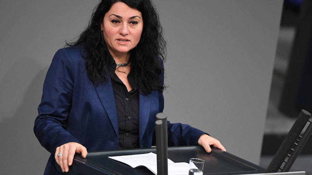 Lamya Kaddor (Bündnis 90/Die Grünen) spricht in der Debatte zum Auftakt der Haushaltswoche. / Foto: Ann-Marie Utz/dpa