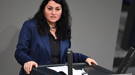 Lamya Kaddor (Bündnis 90/Die Grünen) spricht in der Debatte zum Auftakt der Haushaltswoche. / Foto: Ann-Marie Utz/dpa