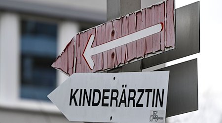 Ein Pfeil weist den Weg zu einer Kinderärztin. / Foto: Jens Kalaene/dpa