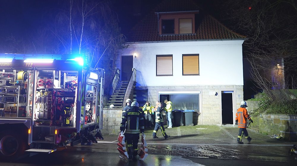 Feuerwehrleute sind am Ort eines Brandes im Einsatz. / Foto: Nord-West-Media TV/dpa